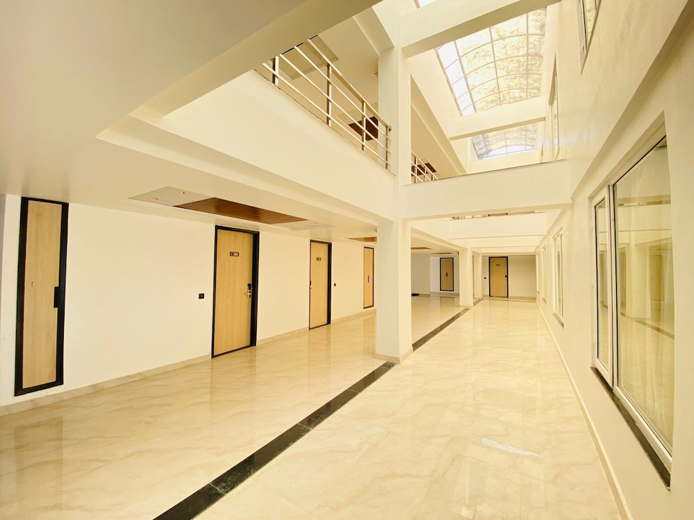 hotel holiday grand near expo mart