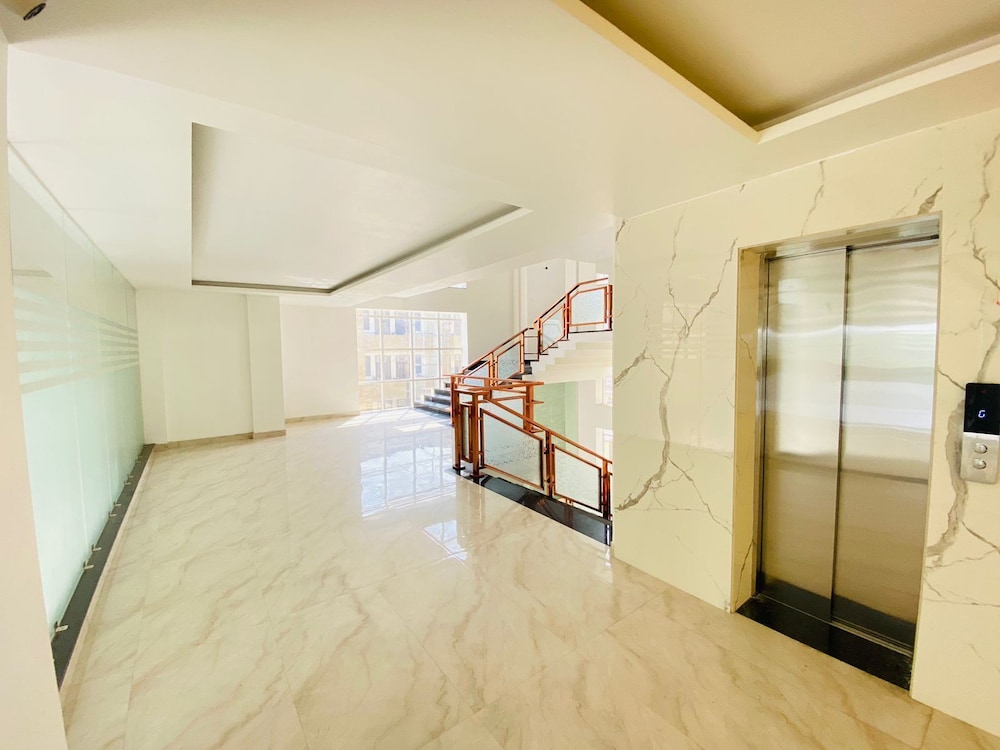 hotel holiday grand near expo mart