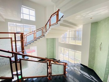 hotel holiday grand near expo mart