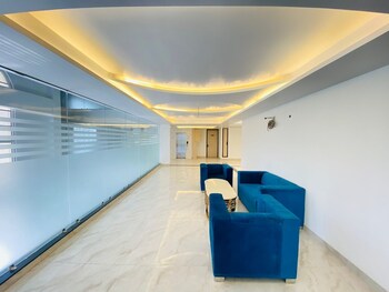 hotel holiday grand near expo mart