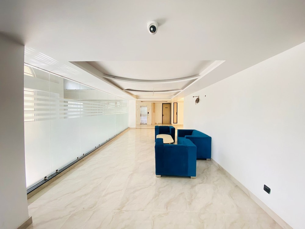 hotel holiday grand near expo mart