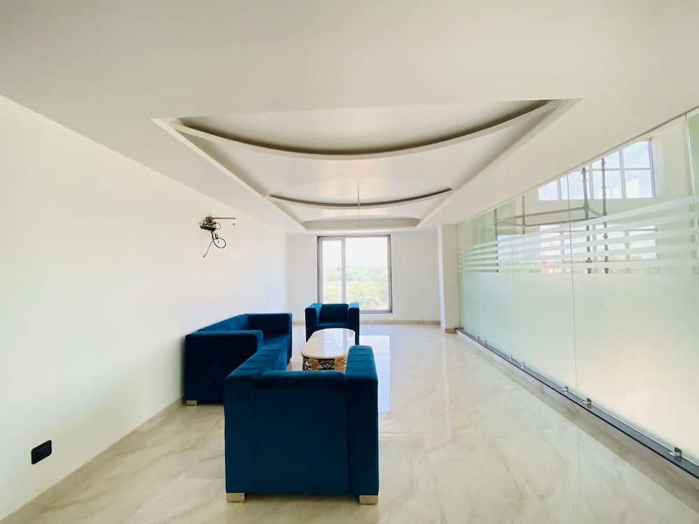 hotel holiday grand near expo mart