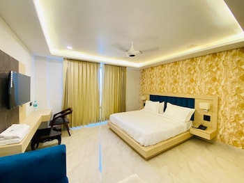 hotel holiday grand near expo mart