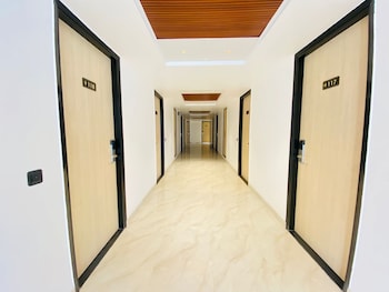 hotel holiday grand near expo mart