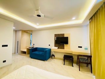 hotel holiday grand near expo mart