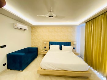 hotel holiday grand near expo mart