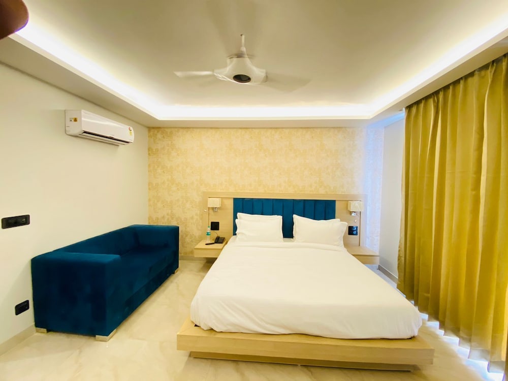 hotel holiday grand near expo mart