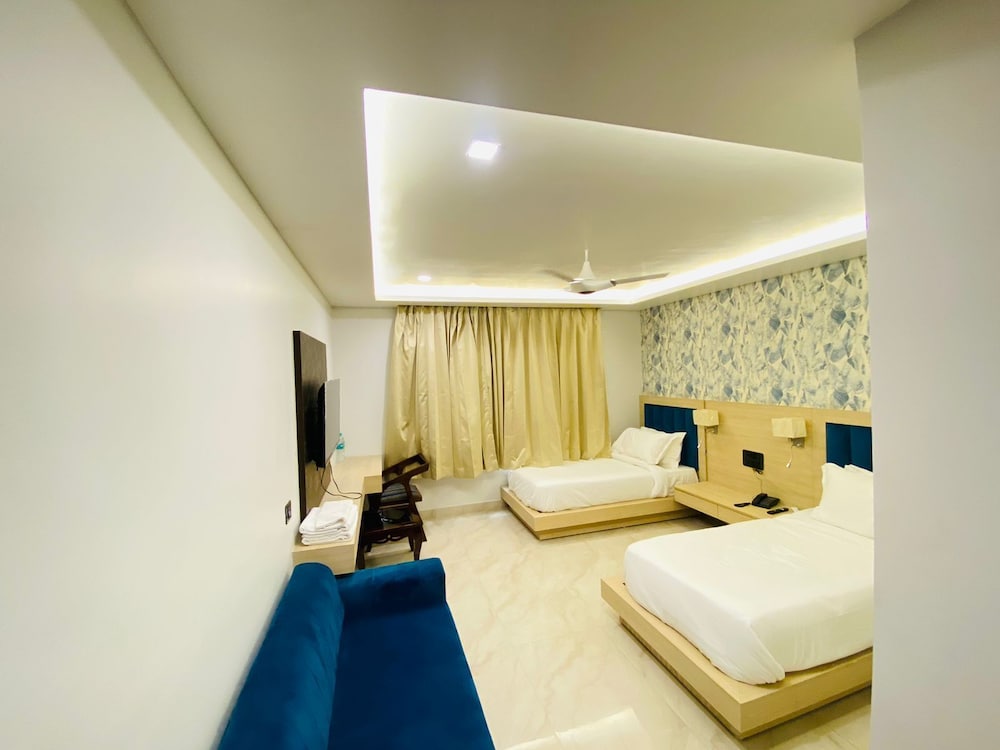 hotel holiday grand near expo mart