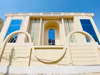 hotel holiday grand near expo mart