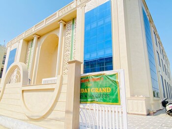 hotel holiday grand near expo mart