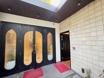 Bedchambers Saket,,3 star