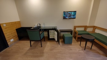 saltstayz select nehru place and new friends colony