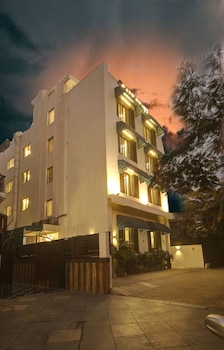saltstayz select nehru place and new friends colony