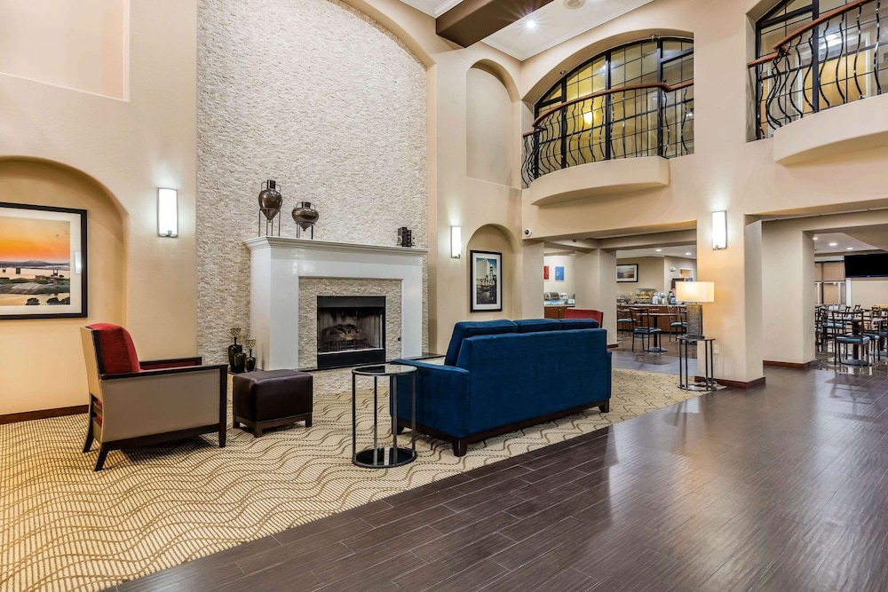 comfort inn and suites airport american way