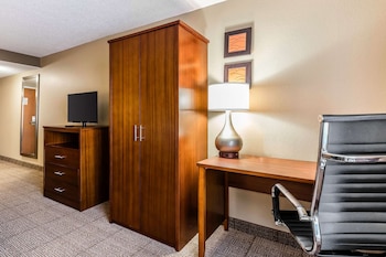 comfort inn and suites airport american way