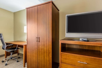 comfort inn and suites airport american way