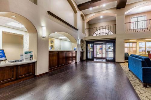 comfort inn and suites airport american way