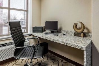 comfort inn and suites airport american way