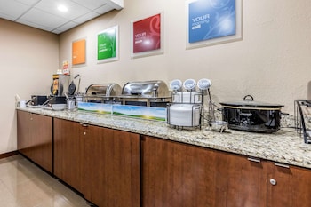 comfort inn and suites airport american way