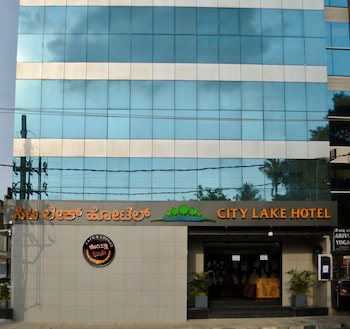 city lake hotel