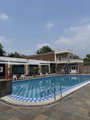 Chopra Farms And Resorts,,3 star