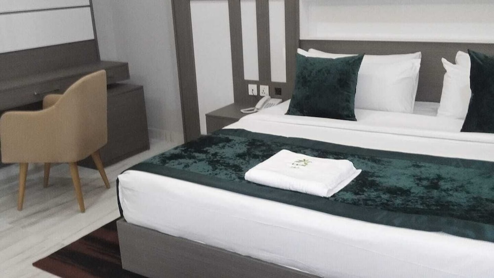 elegant hotel and suites by city green