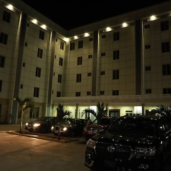elegant hotel and suites by city green