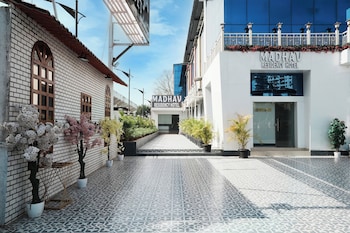 madhav residency hotel and banquet kalyan mumbai