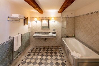 hotel and restaurant la magdeleine mathias dandine