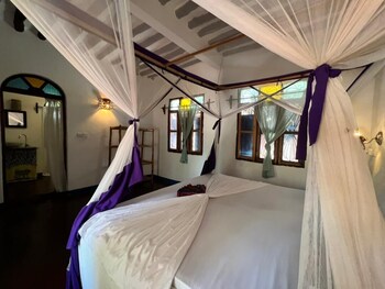 laguna palace michamvi kae