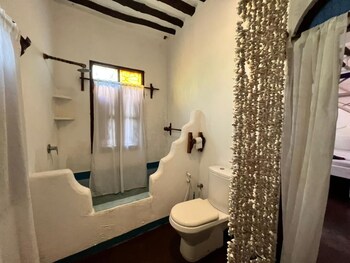 laguna palace michamvi kae