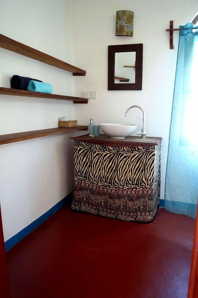 laguna palace michamvi kae