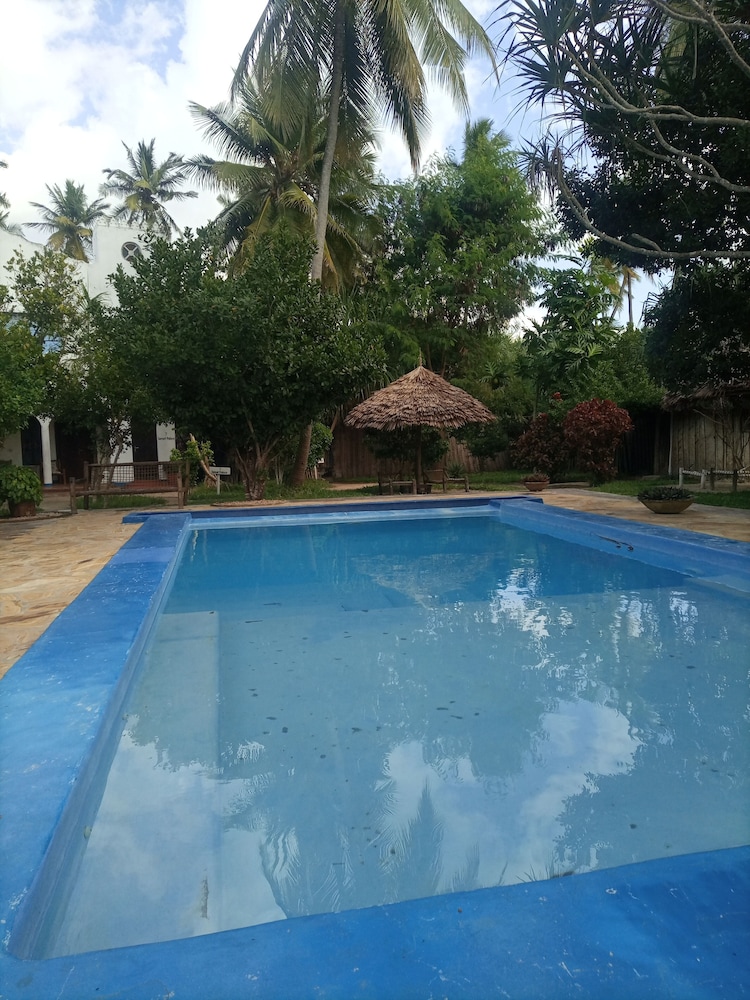 laguna palace michamvi kae