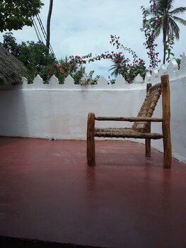 laguna palace michamvi kae