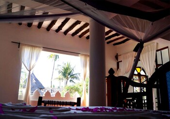 laguna palace michamvi kae