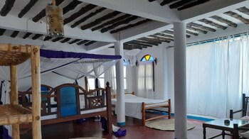 laguna palace michamvi kae