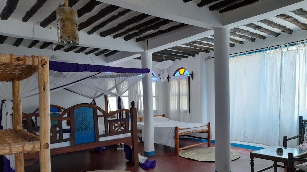 laguna palace michamvi kae