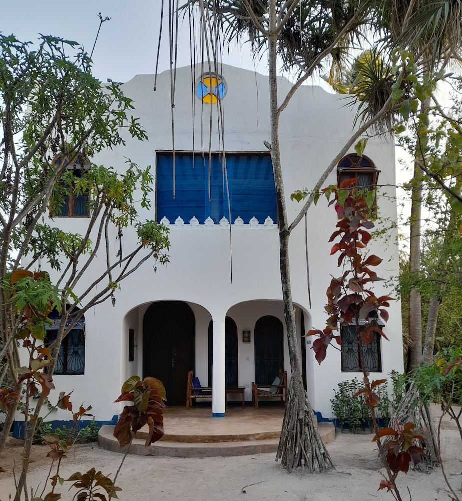 laguna palace michamvi kae