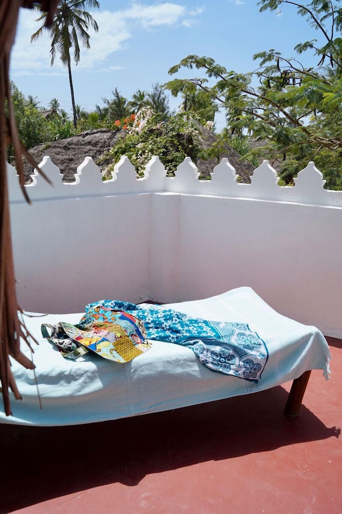 laguna palace michamvi kae