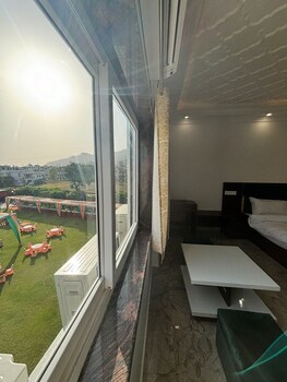 Hotel White Inn,,2 star