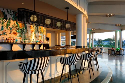 the signature level grand palladium lady hamilton