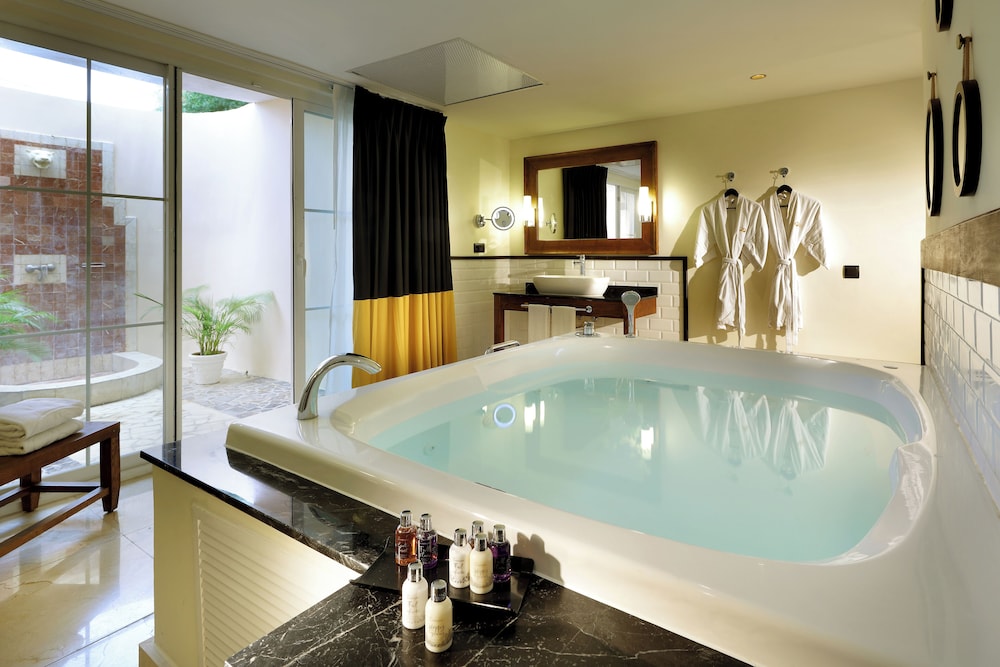 the signature level grand palladium lady hamilton