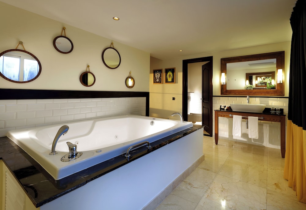 the signature level grand palladium lady hamilton