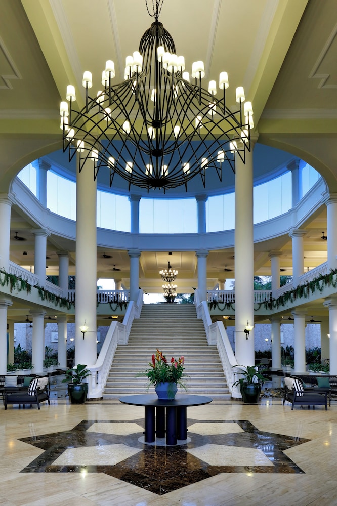 the signature level grand palladium lady hamilton