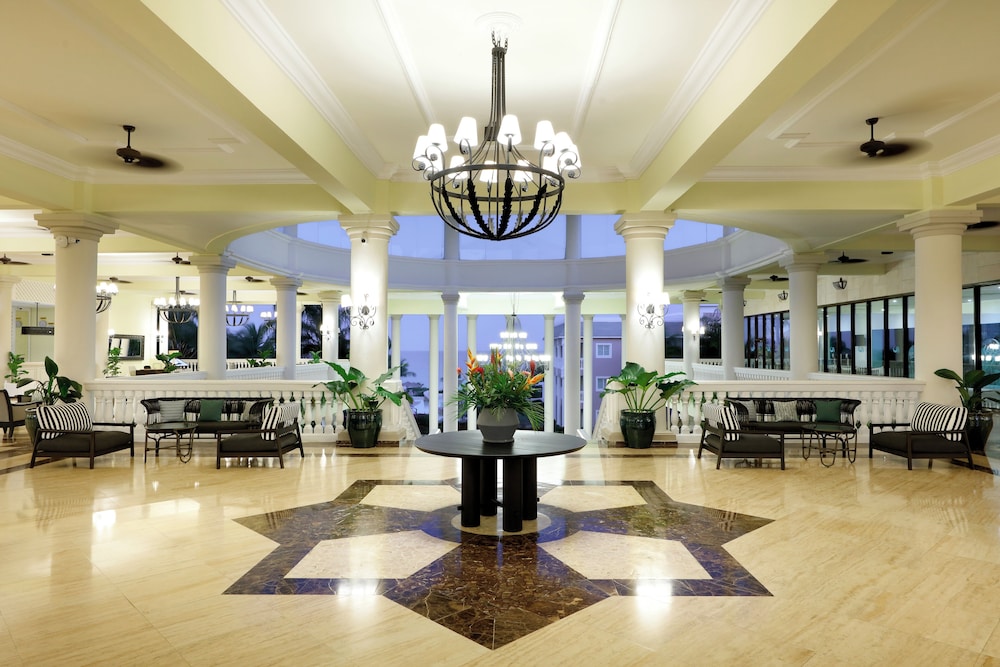 the signature level grand palladium lady hamilton
