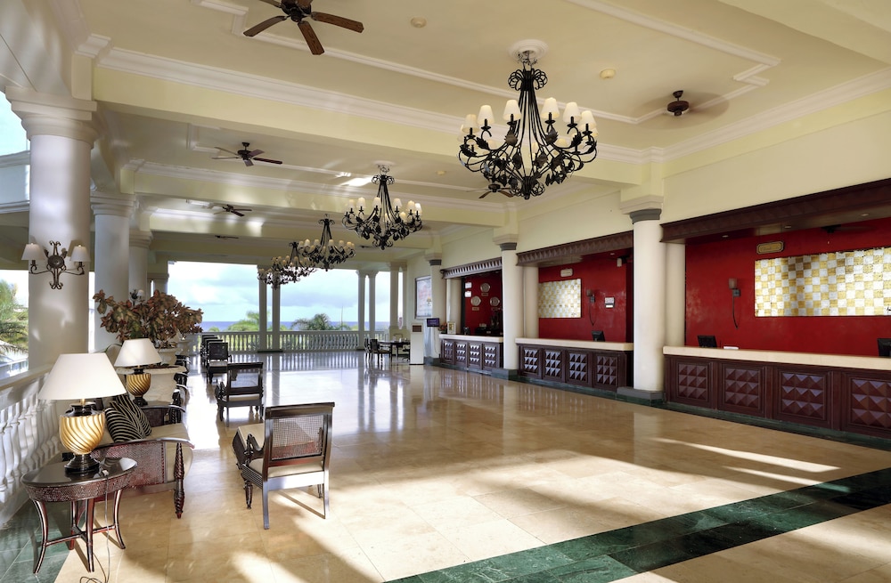 the signature level grand palladium lady hamilton