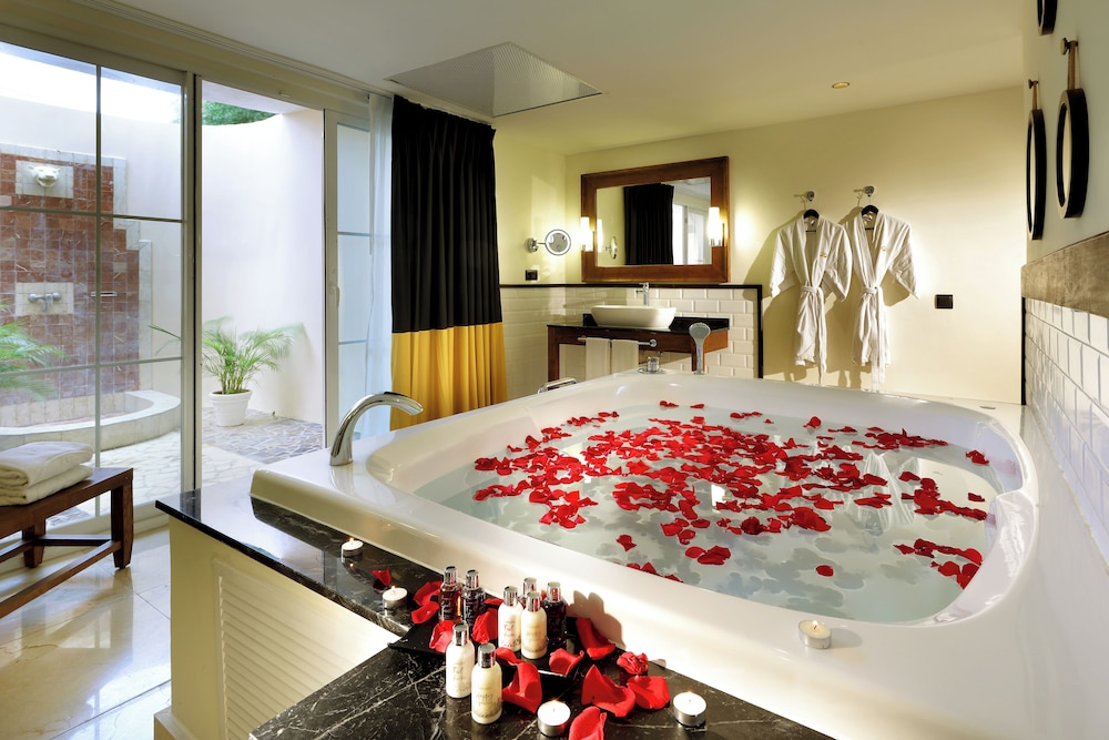 the signature level grand palladium lady hamilton