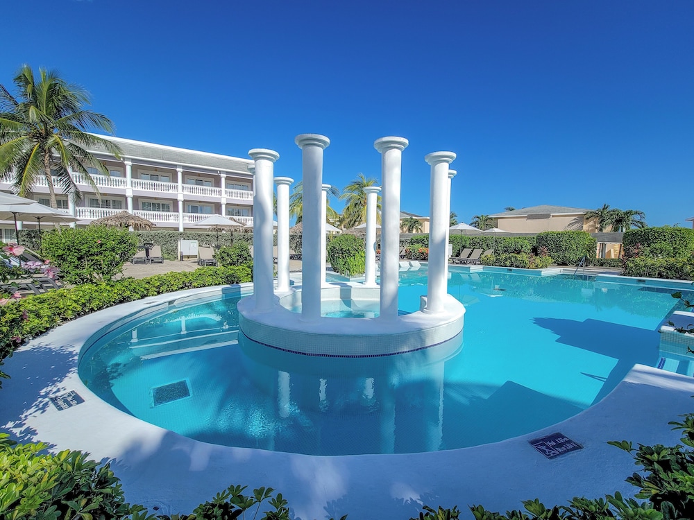 the signature level grand palladium lady hamilton