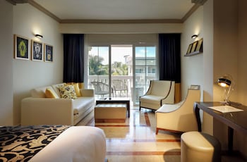 the signature level grand palladium lady hamilton