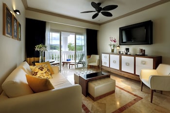 the signature level grand palladium lady hamilton